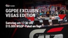 Ein stilvolles und luxuriöses Pokertisch-Setup mit grünen Filz, goldenen Getränkehaltern und hochwertigen Spielkarten und Chips.