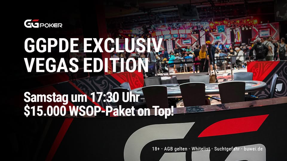Ein stilvolles und luxuriöses Pokertisch-Setup mit grünen Filz, goldenen Getränkehaltern und hochwertigen Spielkarten und Chips.
