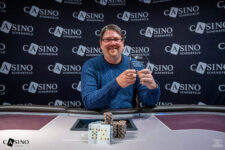 Ein glücklicher Pokerspieler feiert seinen Sieg bei einem Hyper-Turbo-Turnier. Er hält freudig seine Karten in die Luft, umgeben von Konfetti und jubelnden Zuschau