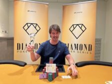 Ein Mann und eine Frau sitzen an einem Pokertisch und betrachten konzentriert ihre Karten. Sie haben ernste Gesichtsausdrücke und tragen elegante Kleidung. Im Hintergrund sind Pokerch