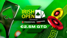Ein Mann in einem dunklen Anzug sitzt an einem Pokertisch und hält seine Karten in der Hand. Im Hintergrund sind weitere Spieler und eine Menschenmenge zu sehen. Das Bild zeigt eine Szene vom Irish Open Poker