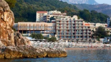 Ein elegantes Casino mit moderner Architektur und Blick auf das Meer in Budva, Montenegro.