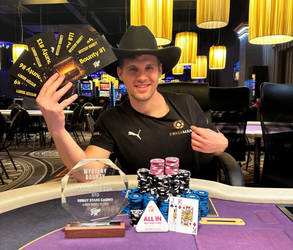 Ein Gruppenfoto von vier Personen, die am Pokertisch sitzen und Karten spielen. Jeder hat Pokerchips vor sich und konzentriert sich auf sein Blatt. Die Atmosphäre ist gespannt und fok