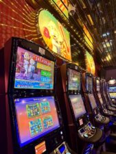 Ein Bild eines Spielautomaten mit dem Namen "Niedersachsen Jackpot" in einem Casino. Der Automat zeigt eine Anzeige mit einem hohen Geldbetrag als Jackpot-Gewinn.