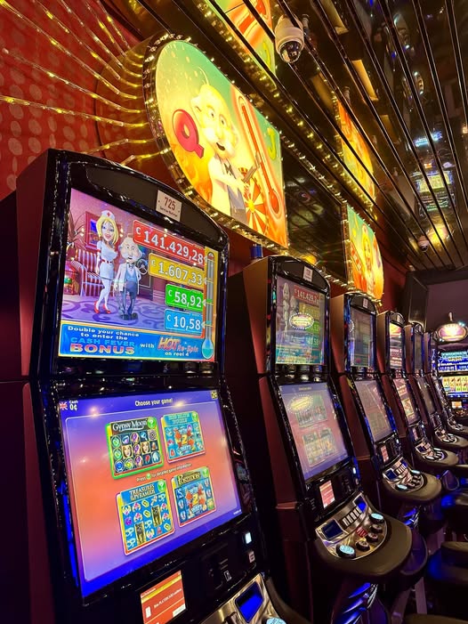 Ein Bild eines Spielautomaten mit dem Namen "Niedersachsen Jackpot" in einem Casino. Der Automat zeigt eine Anzeige mit einem hohen Geldbetrag als Jackpot-Gewinn.