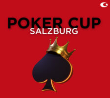 Ein Pokal auf einem Tisch mit Pokerchips und Spielkarten, umgeben von einer eleganten Pokertischumgebung in Salzburg.