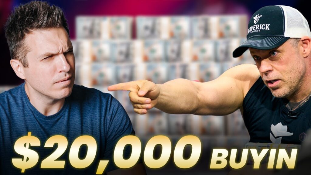 Ein Mann sitzt an einem Pokertisch, er trägt ein weißes Hemd und eine schwarze Baseballkappe. Er schaut konzentriert auf seine Karten und hat eine ernste Miene.