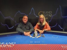 Ein professioneller Pokerspieler konzentriert sich auf sein Blatt während eines Turniers in einem eleganten Casino.