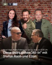 Ein Bild von Stefan Raab, der an einem Pokertisch sitzt und Karten hält, während er in die Kamera lächelt. Um ihn herum sitzen andere Spieler, die ebenfalls Karten halten. Im Hintergrund