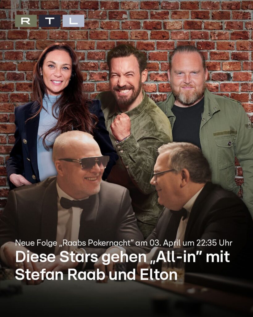 Ein Bild von Stefan Raab, der an einem Pokertisch sitzt und Karten hält, während er in die Kamera lächelt. Um ihn herum sitzen andere Spieler, die ebenfalls Karten halten. Im Hintergrund