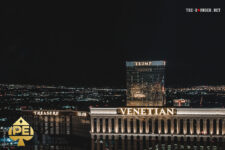 Ein belebter und farbenfroher Innenbereich des Venetian Las Vegas Hotels und Casinos, mit eleganten venezianischen Dekorationen, Menschenmassen, die durch die Gänge schlendern, und glitzer