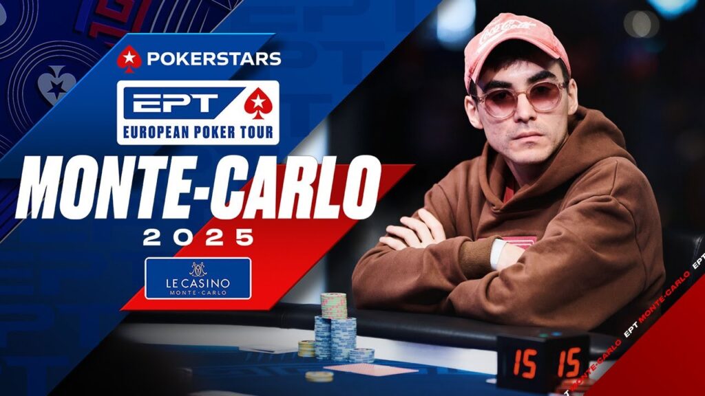 Ein Poker-Tisch mit Spielkarten, Chips und Getränken, umgeben von vier Personen, die Poker spielen und lachen.