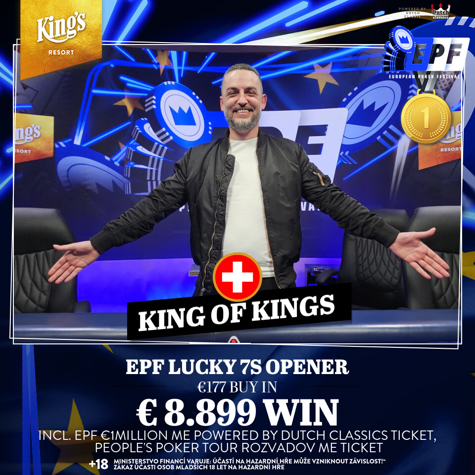 Ein Tisch mit grünem Filz, auf dem Pokerchips, Spielkarten und Getränke verteilt sind. Drei Personen sitzen um den Tisch herum und spielen Poker.