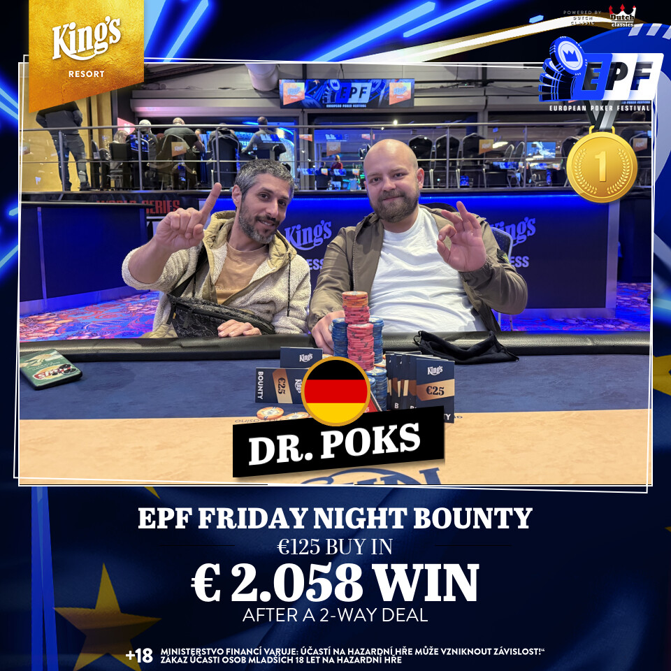 Ein Mann sitzt an einem Pokertisch und hält zwei Spielkarten in der Hand. Er schaut konzentriert auf den Tisch, auf dem Pokerchips und Karten liegen. Im Hintergrund sind andere Spieler