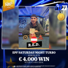 Ein stilvolles und elegantes Pokertisch-Setup mit grüner Filzoberfläche, umgeben von professionellen Pokerchips und Spielkarten. Ein Spieler mischt die Karten, während andere Spieler konzentriert