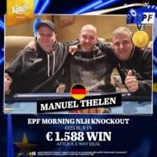 Ein Mann und eine Frau spielen Poker in einem eleganten Casino. Der Mann hat einen Anzug an und hält Karten in der Hand, während die Frau konzentriert auf ihre Karten schaut. Im Hintergrund sind Casin