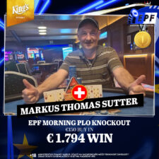 Ein glücklicher Mann mit einem breiten Lächeln hält eine Hand voll Spielkarten, während er in einem Casino sitzt. Im Hintergrund sind verschwommene Casino-Lichter zu sehen.