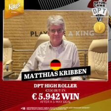 Ein Mann und eine Frau sitzen an einem Pokertisch und halten Karten in ihren Händen. Sie schauen konzentriert und ernst aus. Der Mann trägt ein dunkles Hemd und die Frau ein rotes Kle