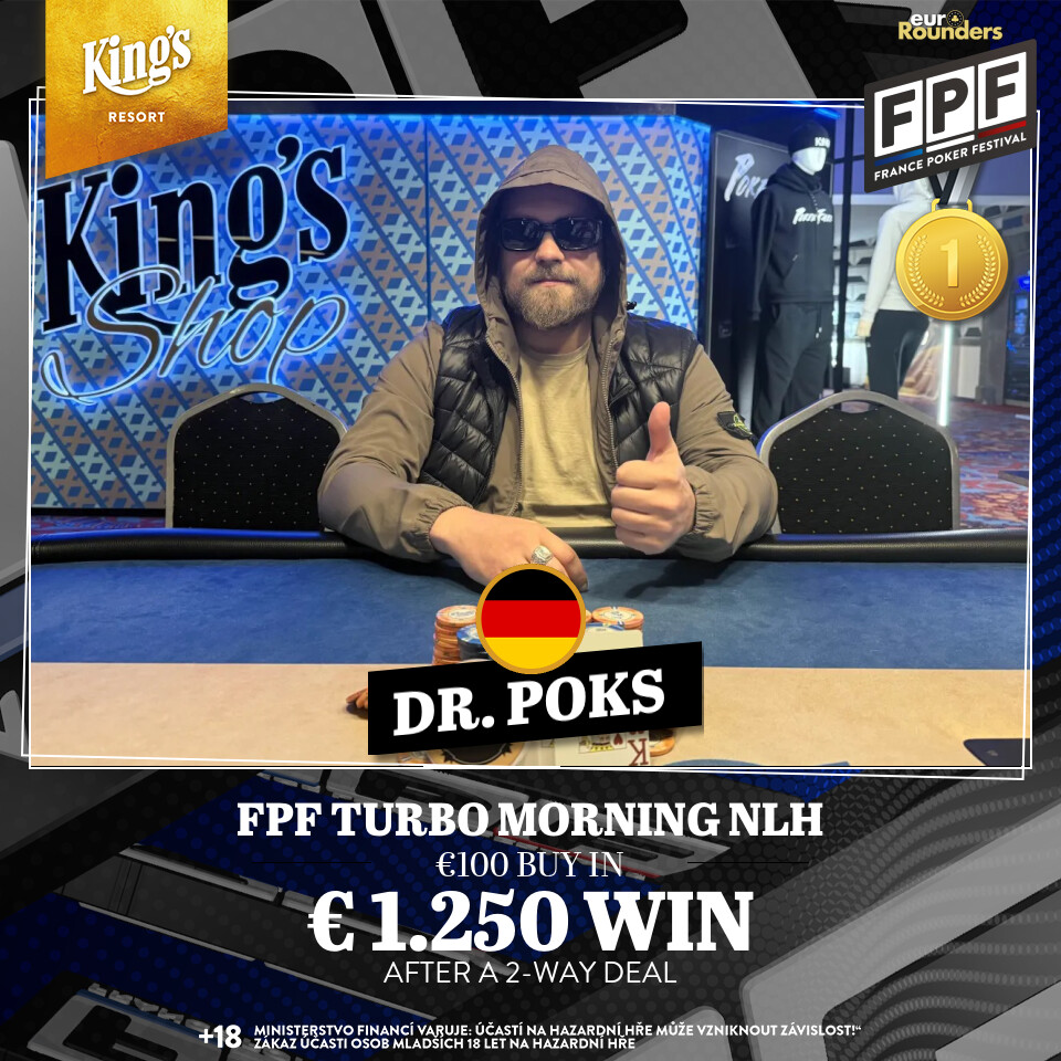 Ein Mann in einem dunkelblauen Anzug und mit einer Sonnenbrille spielt konzentriert Poker an einem Tisch in einem eleganten Casino.