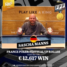 Ein Mann und eine Frau sitzen an einem Pokertisch und spielen Karten. Der Mann hat eine Pokerhand mit drei Königen, während die Frau eine Hand mit zwei Assen hält. Beide schauen konzentriert auf