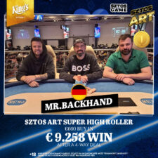 Ein Mann in einem Anzug und mit einer Sonnenbrille spielt Poker und hält seine Karten vor sich auf dem Tisch.