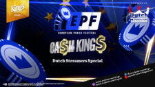 Ein lebhaftes Pokerspiel mit fünf Personen an einem runden Tisch, jede Person hält Karten in der Hand und betrachtet gespannt ihre Chips. Eine Person trägt eine Sonnenbrille und eine Kap