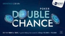 Ein professioneller Pokertisch mit grünem Filz, umgeben von Stühlen und Pokerchips. In der Mitte des Tisches liegt eine Hand mit Spielkarten. Im Hintergrund sind unscharfe Spieler zu sehen