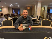 Ein buntes und lebhaftes Pokerspiel mit Spielkarten, Jetons und einem grünen Filztisch.