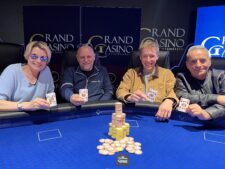 Ein Foto eines Pokertisches während eines Deepstack Turbo-Turniers. Mehrere Spieler sitzen um den Tisch herum und platzieren ihre Einsätze. Die Spannung ist spürbar, während die Karten ausgeteilt
