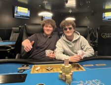Ein professioneller Pokerspieler konzentriert sich intensiv auf seine Karten während eines Deepstack-Turniers.