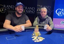 Ein Stapel von bunten Pokerchips auf einem grünen Pokertisch.