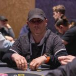 Ein Mann und eine Frau sitzen an einem Pokertisch und spielen Texas Hold'em. Der Mann hat zwei Asse auf der Hand, während die Frau über ihre Karten nachdenkt. Das Bild zeigt die Spannung und Konzentration während