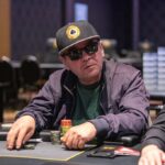 Ein eleganter Pokertisch mit grünem Filz, umgeben von Spielkarten, Pokerchips und Getränken, bereit für eine spannende Pokerrunde.