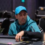 Ein Mann und eine Frau spielen Poker an einem eleganten Tisch in einem luxuriösen Casino. Der Mann hat einen Anzug an, während die Frau ein elegantes Abendkleid trägt. Karten und Jetons liegen auf