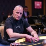 Ein professioneller Pokertisch mit grünem Filz, umgeben von Stühlen und Pokerchips.