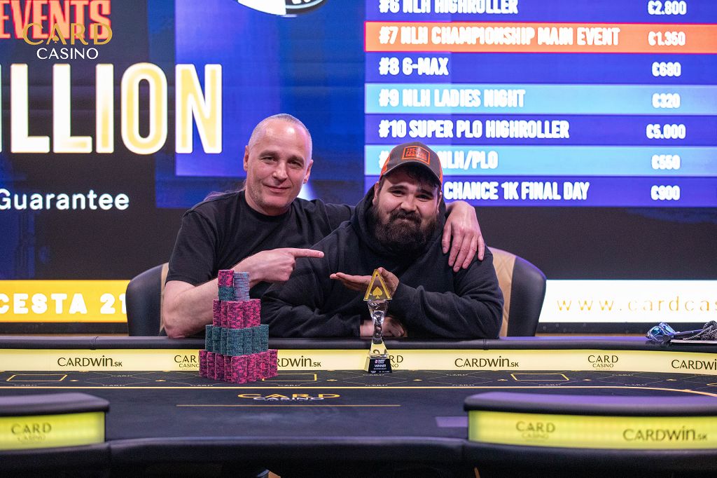 Ein Mann sitzt an einem Pokertisch und hält seine Karten in der Hand, während er konzentriert auf den Tisch schaut. Im Hintergrund sind andere Spieler und Chips zu sehen.