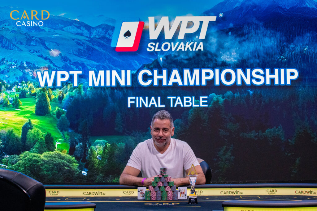 Ein Mann und eine Frau sitzen an einem Pokertisch, sie halten Karten in der Hand und schauen konzentriert auf den Tisch. Im Hintergrund sind Pokerchips und Getränke zu sehen.