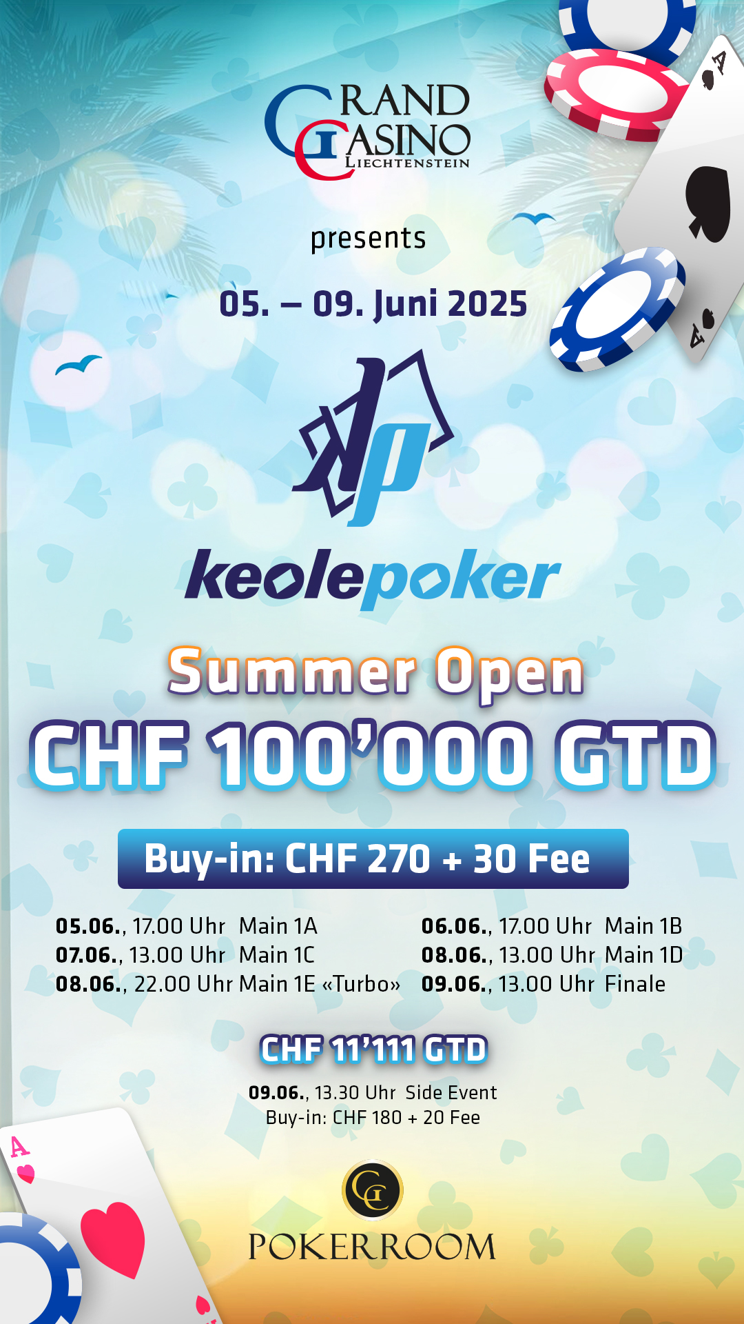 Ein Pokertisch mit Spielkarten, Pokerchips und grünen Filz. Menschen sitzen um den Tisch und spielen beim Keolepoker Summer Open Turnier.