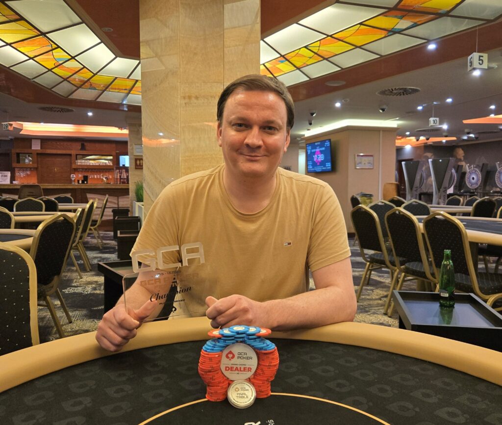 Ein Tisch mit Pokerchips und Spielkarten, bereit für eine Partie Pot-Limit Omaha und No-Limit Hold'em.