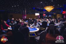 Ein Panoramablick auf eine luxuriöse Pokertischumgebung mit stilvoller Beleuchtung und gepolsterten Stühlen.