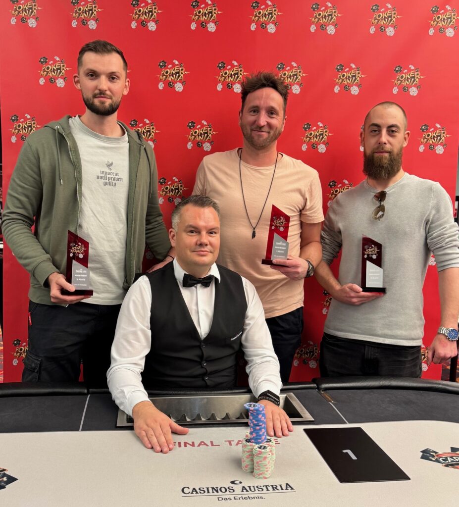 Ein Gruppenbild von neun Pokerspielern, die um einen Tisch sitzen und ihre Karten halten. In der Mitte des Tisches befinden sich Spielchips und Karten. Die Spieler konzentrieren sich auf