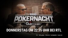 Ein Mann in einem dunklen Anzug sitzt an einem Pokertisch mit einem ernsten Gesichtsausdruck und hält Karten in der Hand. Im Hintergrund sind weitere Spieler und Chips zu sehen.