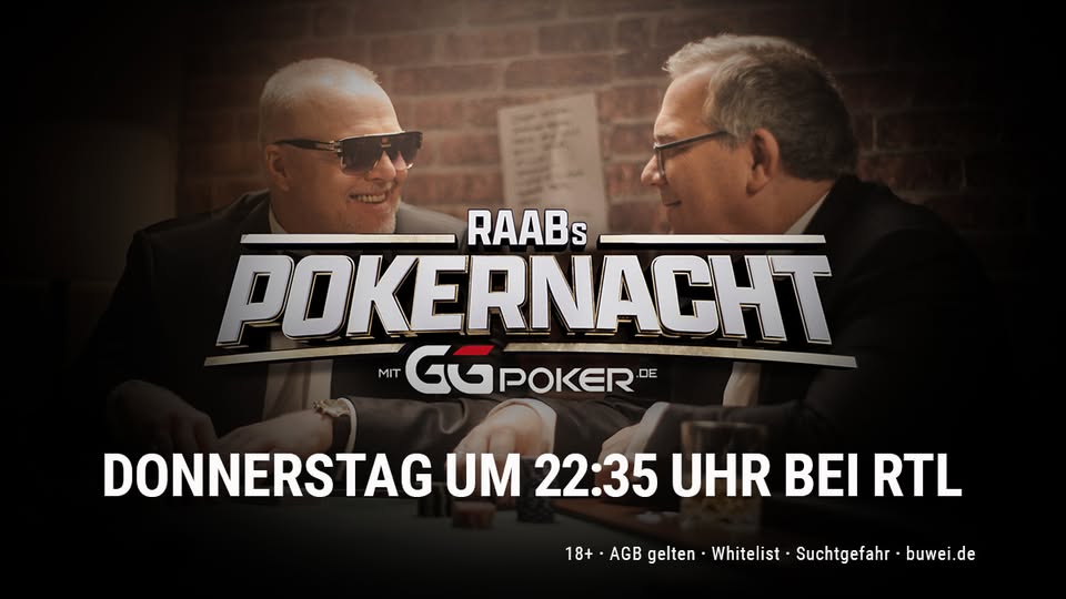 Ein Mann in einem dunklen Anzug sitzt an einem Pokertisch mit einem ernsten Gesichtsausdruck und hält Karten in der Hand. Im Hintergrund sind weitere Spieler und Chips zu sehen.