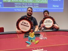 Ein Mann und eine Frau spielen auf einem grünen Pokertisch mit Chips und Karten. Der Mann hat eine Hand am Kinn und den Blick konzentriert auf seine Karten gerichtet, während die Frau mit nachdenklich