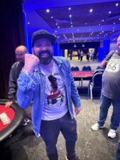 Ein Mann und eine Frau sitzen an einem Pokertisch, sie haben Karten in der Hand und schauen konzentriert auf den Tisch. In der Mitte des Tisches liegen Pokerchips und Getränke.