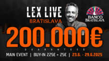 Ein lebhaftes und farbenfrohes Banner mit einem Poker-Thema, das verschiedene Spielkarten, Pokerchips und Glücksspiel-Elemente zeigt. Die Darstellung ist ansprechend und zieht mit ihrer Vi