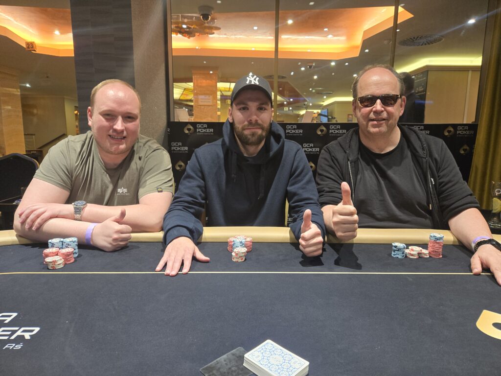 Ein glücklicher Pokerspieler jubelt über einen Gewinn von 15.000 Dollar in Chips.