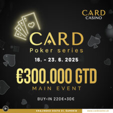 Ein Stapel von Spielkarten, die auf einem Tisch liegen, mit einer Mischung aus verschiedenen Farben und Symbolen, die für ein Casino-Spiel verwendet werden.