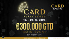 Ein Poker-Tisch mit acht Spielern, die Karten halten und Chips stapeln. Im Hintergrund sind Spielkarten und Pokerchips zu sehen.