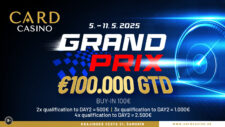 Ein stilvolles Pokerspiel in einem eleganten Casino, mit grünen Filz-Tischen, professionellen Spielern und einer glamourösen Atmosphäre.
